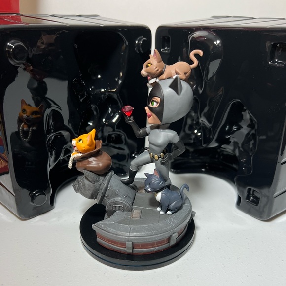 DC Comics Catwoman Q-Fig PVC Diorama - Picture 3 of 3